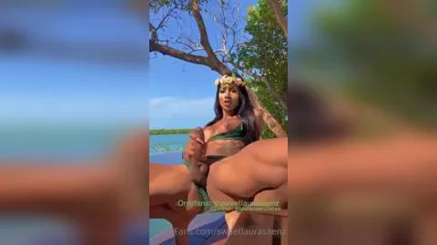 Laura Saenz cums in public