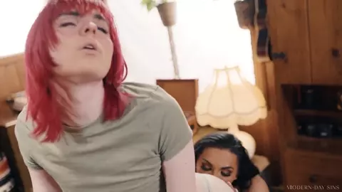 Jessy Dubai and Ella Hollywood threesome