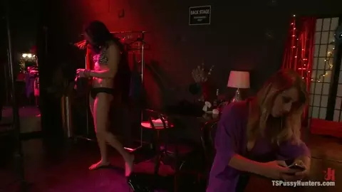 Kelli Lox Fucks Bella Wilde